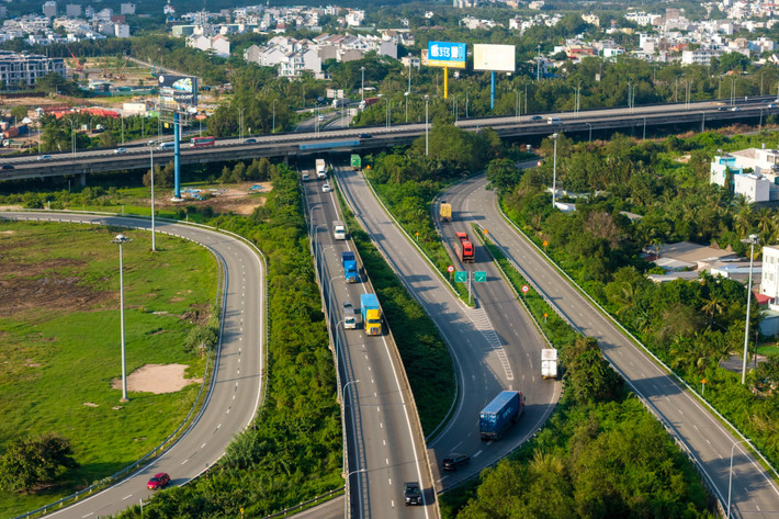 Việc mở rộng đường, khép kín Vành đai 2, hoàn thiện nút giao Mỹ Thủy, đồng bộ hóa các cầu hẹp là nhiệm vụ cấp bách kéo dài đến năm 2026. Khi hoàn thành, tuyến đường Võ Chí Công sẽ trở thành trụ cột hạ tầng kết nối theo hướng đa phương thức, phục vụ nhu cầu vận tải hành khách và hàng hóa giữa TP.HCM và sân bay Long Thành.