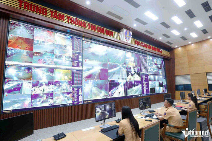 21h tối 16/7, tại Trung tâm thông tin chỉ huy - Cục CSGT (Bộ Công an), các cán bộ, chiến sĩ vẫn ứng trực để xử lý thông tin, hình ảnh được truyền về từ camera trên các tuyến đường và xe tuần tra của CSGT có gắn camera trên khắp cả nước.