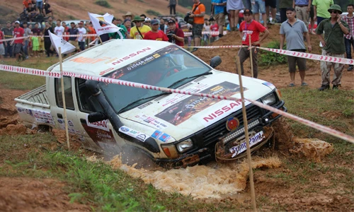 Xem dân chơi ôtô Việt lội bùn, phá xe tại VOC 2017