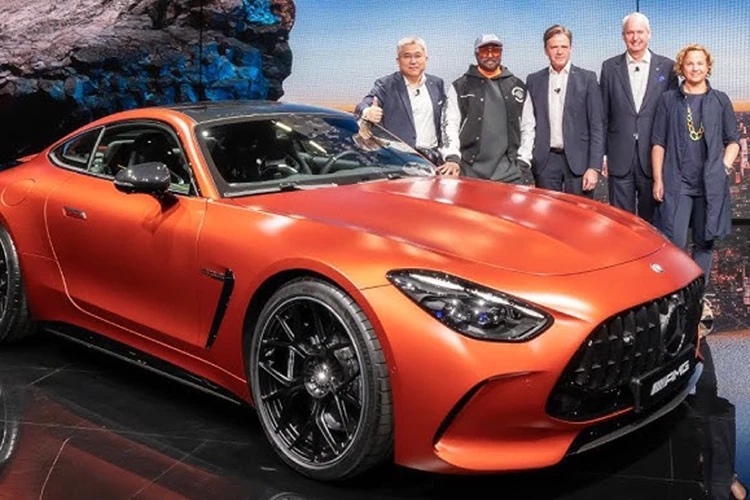 "Soi" sedan hiệu suất cao Mercedes-AMG GT 63 S E Performance 2025