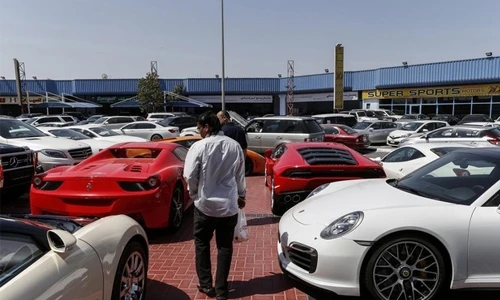 "Khổ" như dân chơi siêu xe triệu đô ở Dubai