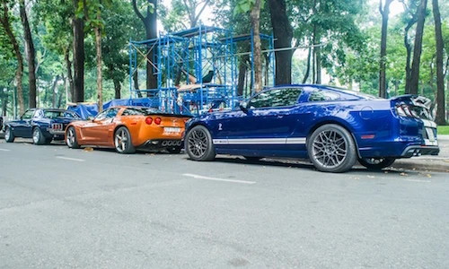 Bộ ba xe cơ bắp Mỹ "xếp lốp" trước dinh Độc Lập