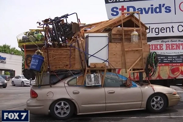 Ngôi "nhà di động" tạm bợ kỳ lạ trên nóc chiếc xe ôtô sedan