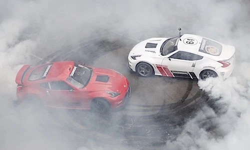 Nissan 370Z drift "đỉnh cao" trong trung tâm thương mại 