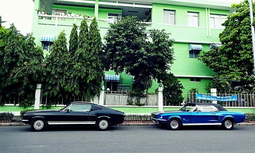 "Soi" bộ đôi hàng hiếm Ford Mustang trên phố Sài Gòn