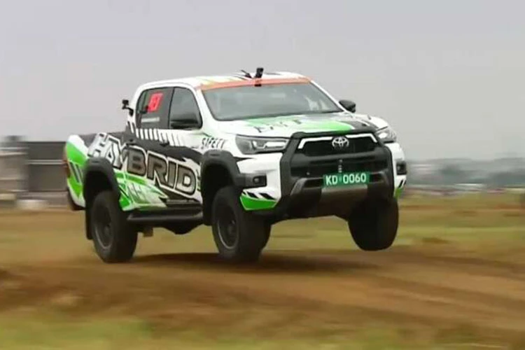 Xe bán tải Toyota Hilux 2024 sẽ có thêm công nghệ mild-hybrid