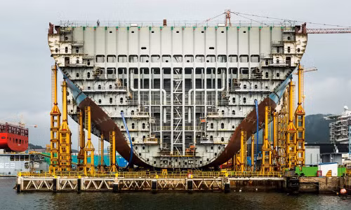 Choáng ngợp hình ảnh tàu chở hàng lớn nhất thế giới