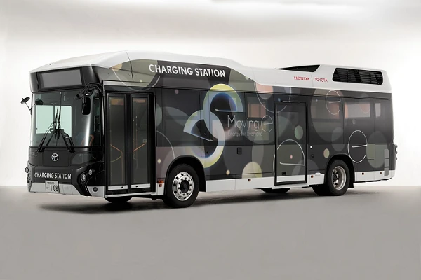 Toyota và Honda "bắt tay" phát triển xe buýt phát điện