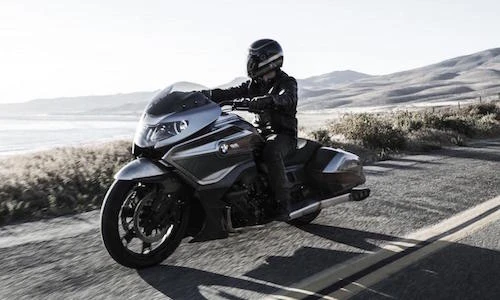 BMW gây bất ngờ với “siêu môtô” đường trường Concept 101