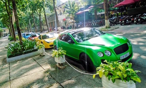 Siêu xe của dân chơi Việt “rầm rộ” trào lưu dán đổi màu 