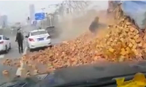 Thử độ bền của Ford Focus bằng xe tải chở gạch