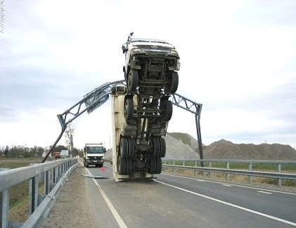 Những tai nạn kỳ cục, hài hước của xe hơi