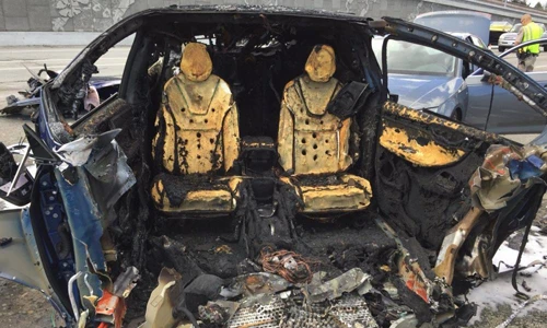 Ôtô điện Tesla Model X tiền tỷ "nát bét" sau tai nạn