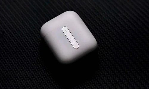 Tai nghe OPPO Enco Free thiết kế hộp đựng giống Apple AirPods