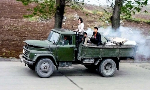 "Soi" xe ôtô chạy bằng than củi lăn bánh tại Triều Tiên