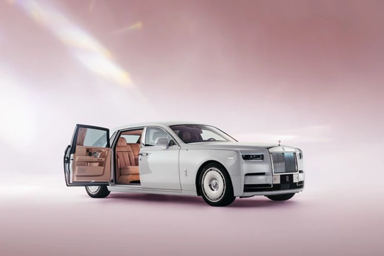 "Soi" Rolls-Royce Phantom độc bản cảm hứng từ hoa anh đào
