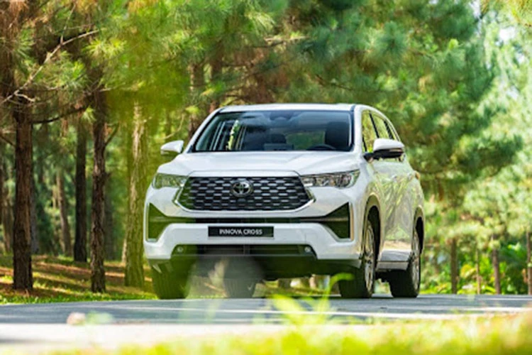 Toyota Innova Cross HEV tại Việt Nam giảm chỉ còn từ 960 triệu đồng