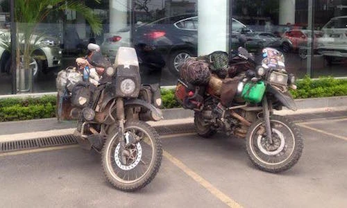 Soi “xế nát” của cặp đôi phượt xuyên thế giới tại Hà Nội