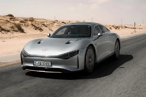 Mercedes-Benz Vision EXXX chạy 1.010 km xuyên sa mạc không cần sạc