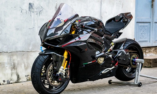 Ducati Panigale V4 với gói độ xe đua tiền tỷ ở Sài Gòn