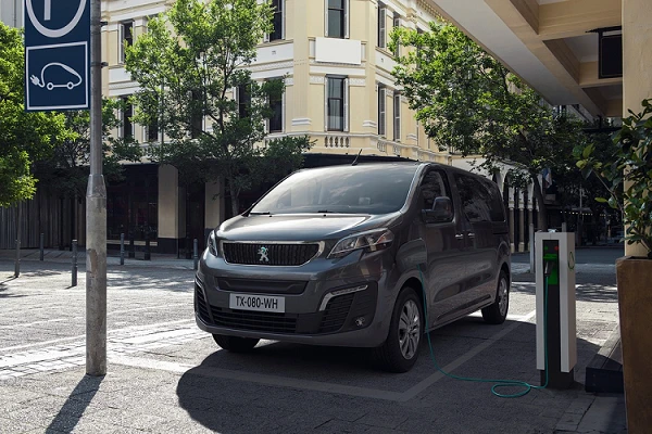 Ra mắt Peugeot Traveller 2021 chạy điện, bán ra từ 67.609 USD