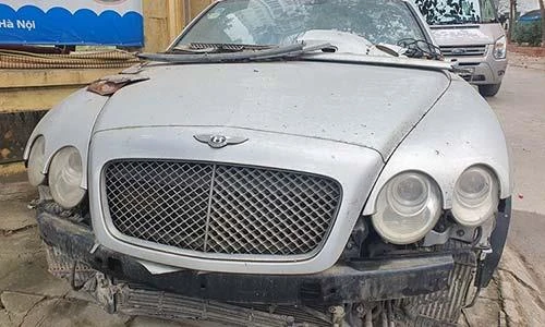 Xe siêu sang Bentley Continental vỡ nát “bỏ xó” ở Hà Nội