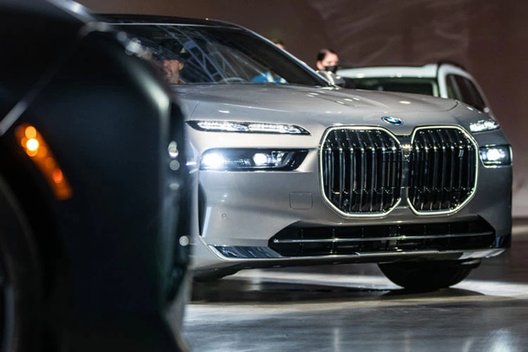 BMW 7-Series 2023 từ 93.300 USD tại Mỹ, trang bị những gì?