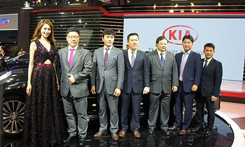 Chân dài Việt đọ dáng xe hơi “hút khách” tại VMS 2016