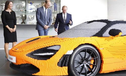 Hoàng tử Anh thích thú với siêu xe McLaren 720S lego