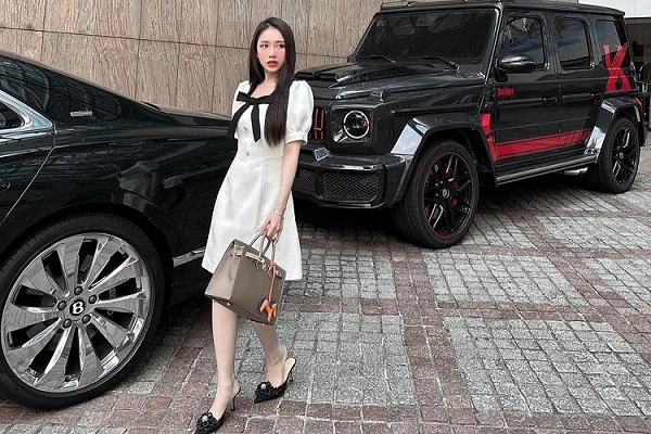 Minh Nhựa chưa nhận siêu xe 143 tỷ, con gái đã tậu Mini Cooper