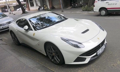 Ferrari F12Berlinetta 21 tỷ lần đầu lăn bánh trên phố Việt
