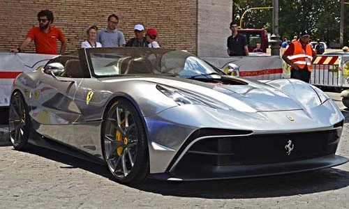 "Soi" siêu xe Ferrari F12 TRS dát bạc hơn giá 3 triệu USD