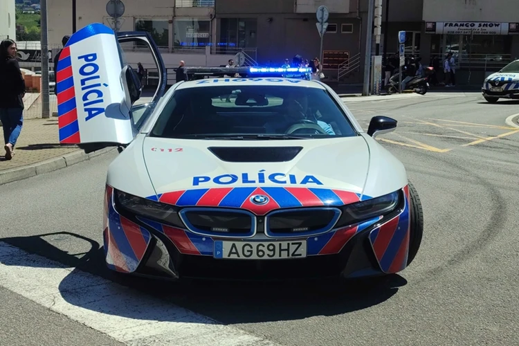 Tóm gọn siêu xe BMW i8 phiên bản cảnh sát tại Bồ Đào Nha