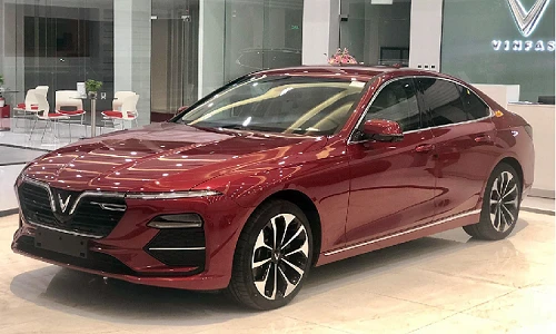 VinFast Lux giảm kỷ lục gần 300 triệu đồng, rẻ hơn Toyota Camry