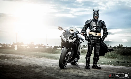 Siêu anh hùng Batman chạy môtô CBR1000RR đi từ thiện
