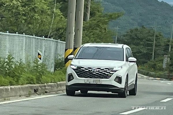 Hyundai Custo 2022 lộ diện "bằng xương, bằng thịt" đấu Kia Sedona