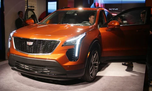 Cadillac XT4 2019 giá hơn 815 triệu đồng “đấu” Mercedes GLA