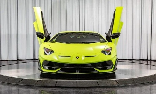 Siêu xe Lamborghini Aventador SVJ sơn dạ quang cực hiếm