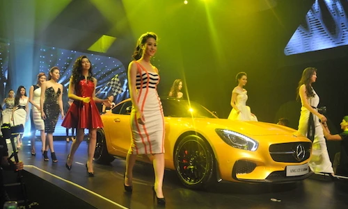 Ngắm dàn mẫu Việt “đọ dáng” cùng xế sang Mercedes
