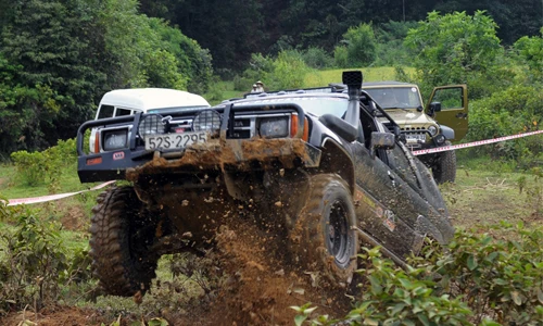 "Hô biến" xe dẫn động 4 bánh thành chiến binh off-road
