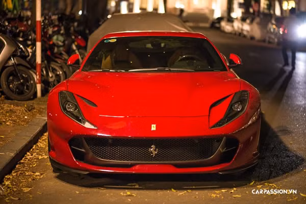 Ferrari 812 Superfast lăn bánh trên “thánh địa siêu xe” Hà Nội