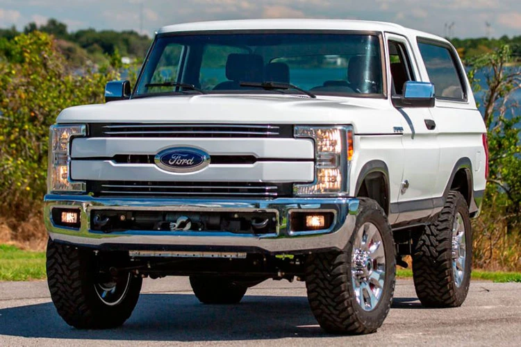 Ngắm bản độ độc nhất giữa Ford Bronco 1978 và F-250 Super Duty