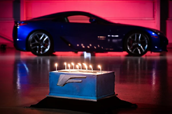 Lexus LFA kỷ niệm sinh nhật 10 năm bằng màn thổi nến siêu độc
