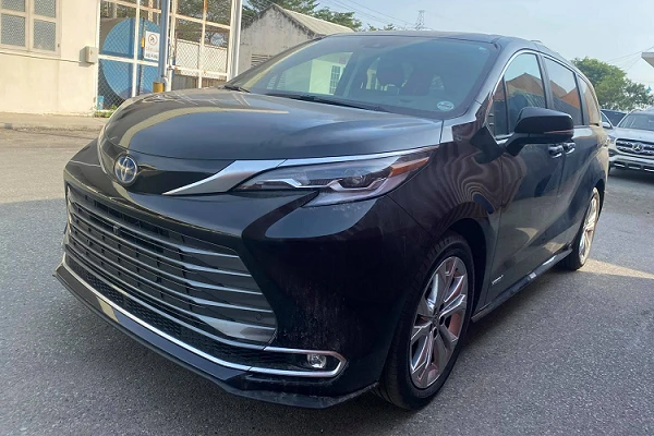 Cận cảnh Toyota Sienna 2021 đầu tiên về Việt Nam, hơn 4 tỷ