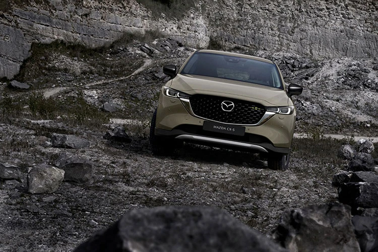 Mazda CX-5 2024 tăng giá mạnh, thêm bản Carbon Turbo sơn vàng cát