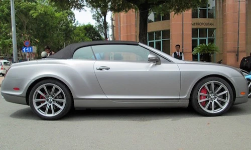 Siêu xe Bentley Continental Supersport Convertible “tắm nắng” Sài Gòn