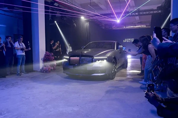"Soi" Rolls-Royce Black Badge Spectre hơn 45 tỷ tại Đông Nam Á