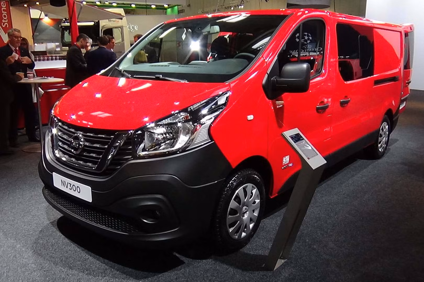 Nissan NV300 thế hệ mới giá bán 604 triệu có gì hot?