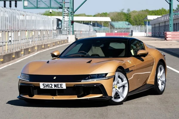 Ferrari 12Cilindri hơn 11 tỷ màu siêu độc của Youtuber Shmee150