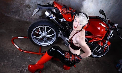 Siêu mẫu cosplay bên dàn xế nổ Ducati cực “khủng“
